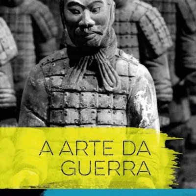 Capa do livro A Arte da Guerra com estátua de guerreiro em armadura