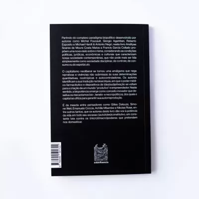 Livro preto com texto branco na parte de trás e logótipo da editora sobinfluencia