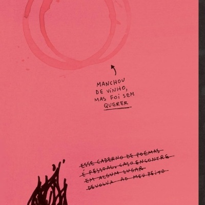 Capa rosa de caderno com texto manuscrito em português e manchas aparentes de vinho