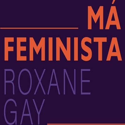 Capa de livro com título MÁ FEMINISTA de Roxane Gay em azul escuro, com texto laranja e lilás.