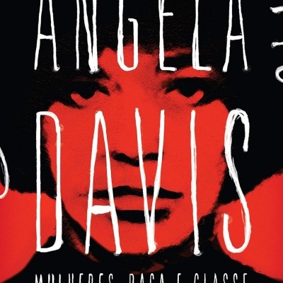 Capa de livro preto com rosto vermelho e texto branco ANGELA DAVIS MULHERES, RAÇA E CLASSE.