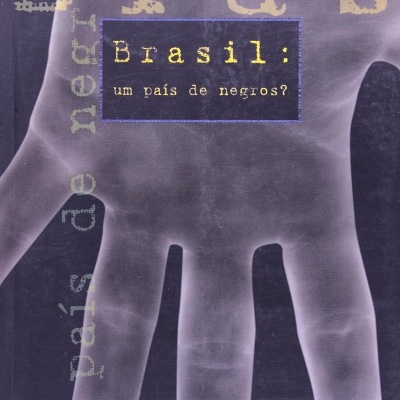 Capa de livro com mão cinza azulado e texto Brasil: um país de negros?