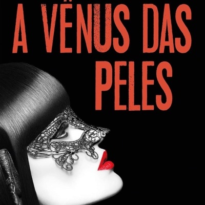 Capa de livro A Vênus das Peles com rosto feminino mascarado em preto e branco e texto em vermelho e branco