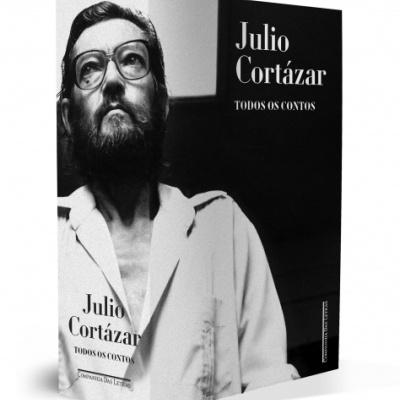 Caixa de livro de Julio Cortázar com fotografia e texto em preto e branco