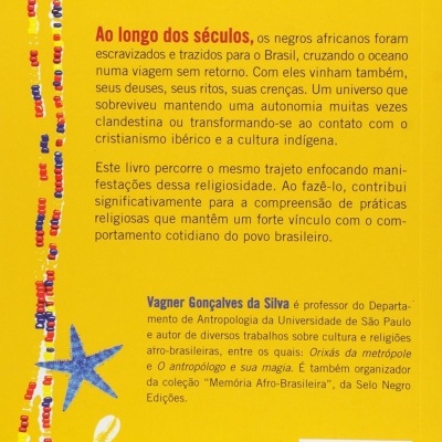 Parte de trás de um livro amarelo com texto explicativo em português e ilustrações de colares coloridos e estrela do mar.