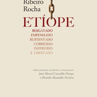 Capa de livro com corrente enferrujada e texto em vermelho e bege