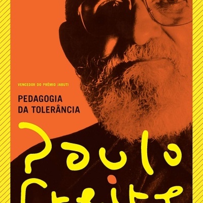 Capa do livro Pedagogia da Tolerância com foto de homem de barba e óculos