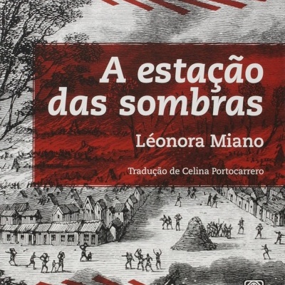 Capa do livro A estação das sombras de Léonora Miano com ilustração de aldeia em preto, branco e vermelho.