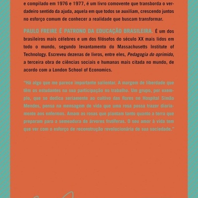 Contra-capa de livro laranja com texto sobre Paulo Freire e código de barras