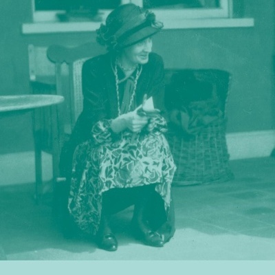 Capa de livro com fotografia a verde-azulado de mulher sentada, com texto VIRGINIA WOOLF e título do livro.