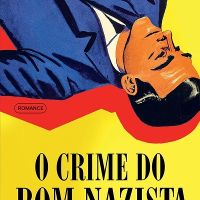 Capa do livro O Crime do Bom Nazista com ilustração de homem em fato azul sobre fundo amarelo e vermelho