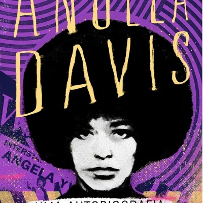 Capa de livro com retrato preto e branco e texto Angela Davis, Uma Autobiografia