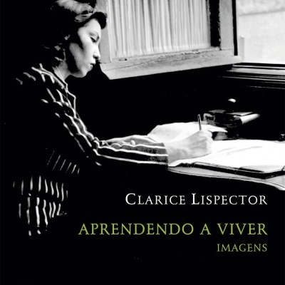 Capa de livro preto com foto de mulher a escrever e texto do título e autor.