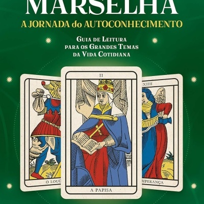Capa de livro de tarô com cartas e texto em verde, branco e amarelo