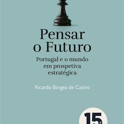 Capa de livro verde com peça de xadrez preta e texto sobre futuro e Portugal