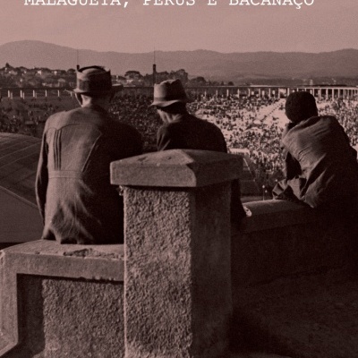 Capa de livro com três homens de costas em estrutura de pedra observando estádio
