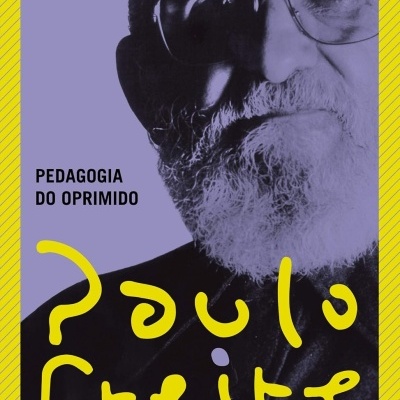 Capa do livro Pedagogia do Oprimido de Paulo Freire com retrato em preto e branco e fundo lilás com moldura amarela