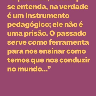 Texto de cor amarela sobre fundo roxo com citação sobre o passado e logotipo Planeta.
