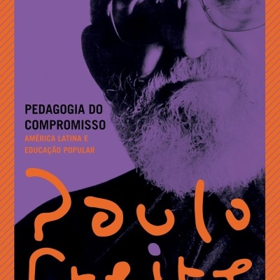 Capa de livro Pedagogia do Compromisso com fotografia de homem idoso e texto em português