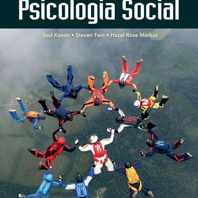 Livro Psicologia Social com imagem de paraquedistas em formação circular no ar.
