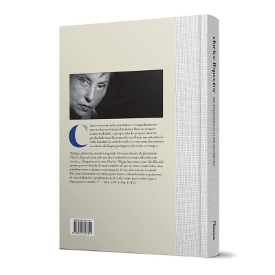 Livro de capa dura de Clarice Lispector com texto em português e imagem preto e branco