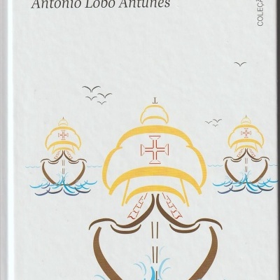 Capa de livro branca com ilustração de naus e texto em preto.