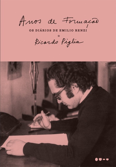 Capa de livro rosa com texto manuscrito e fotografia a preto e branco de homem a escrever numa mesa