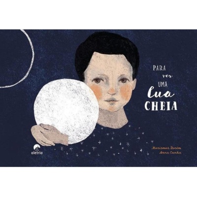 Capa de livro com ilustração de rapaz segurando lua cheia e texto