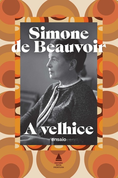 Capa do livro A velhice de Simone de Beauvoir com foto a preto e branco de mulher e padrão retro laranja