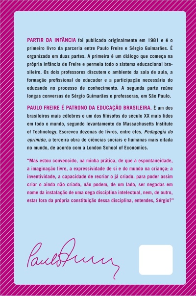 Verso de livro com texto sobre Paulo Freire em fundo azul e borda rosa com linhas brancas diagonais