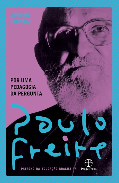 Capa de livro com fotografia de homem idoso, texto em azul e preto sobre fundo lilás