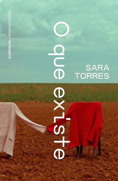 Capa de livro com título e duas cadeiras com casacos em campo de terra vermelha.