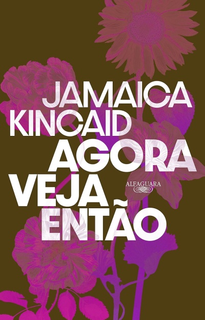 Capa de livro com fundo castanho, flores rosas e texto branco