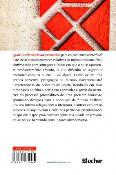 Contracapa de livro branco com texto e detalhes vermelhos, código ISBN, marca Blucher e figuras geométricas vermelhas em madeira