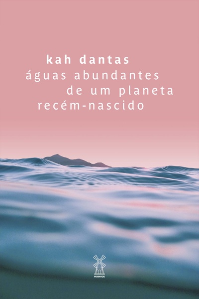 Capa com texto branco sobre fundo rosa e azul de ondas de água e horizonte com montanhas