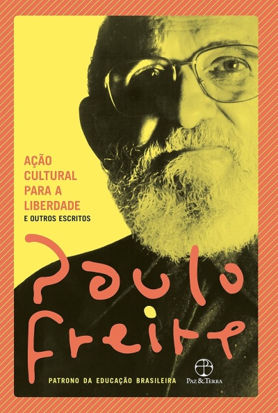 Capa de livro amarelo com foto de homem idoso e texto em português.