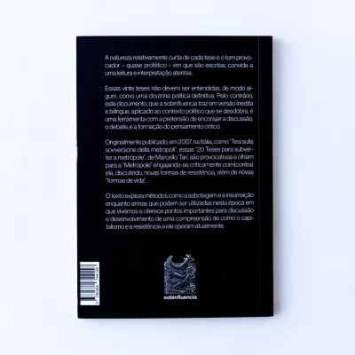 Capa traseira preta de livro com texto em português e logotipo da editora sobinfluencia