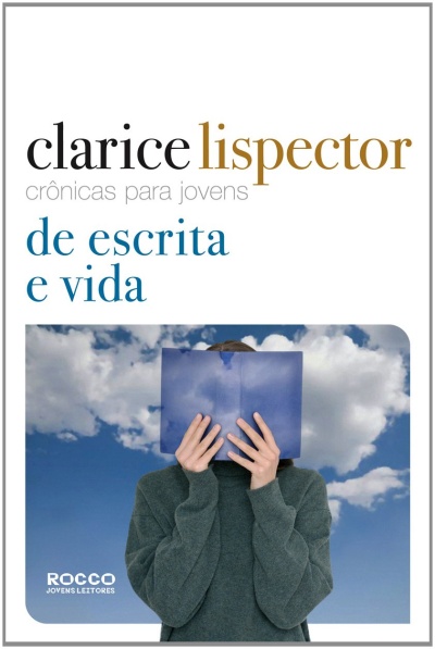 Capa de livro com texto e imagem de pessoa com livro azul refletindo céu