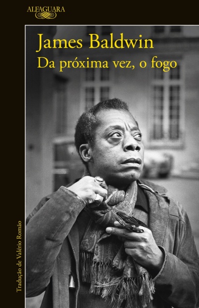 Capa de livro de James Baldwin com foto a preto e branco e texto amarelo