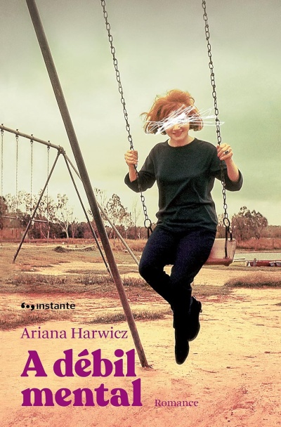 Capa do livro A débil mental de Ariana Harwicz com imagem de mulher a baloiçar em parque