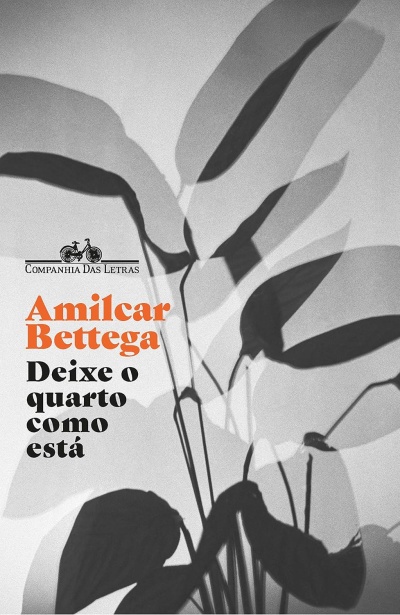 Capa de livro com título e sombras de folhas em tons de cinza.