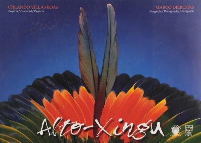 Capa de livro com penas coloridas e texto Alto-Xingu