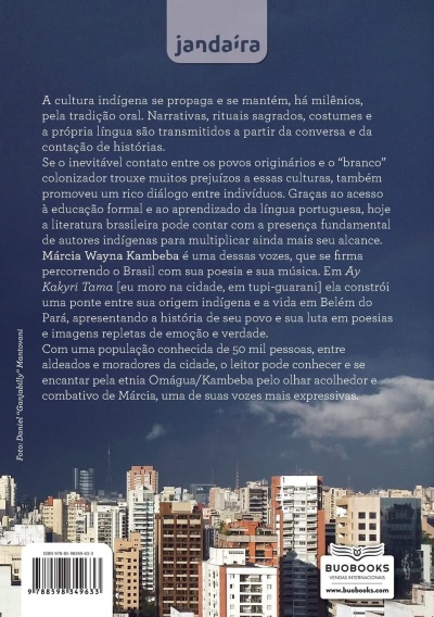 Contracapa de livro com texto sobre cultura indígena e autora Márcia Wayna Kambeba sobre fundo de horizonte urbano e céu azul.