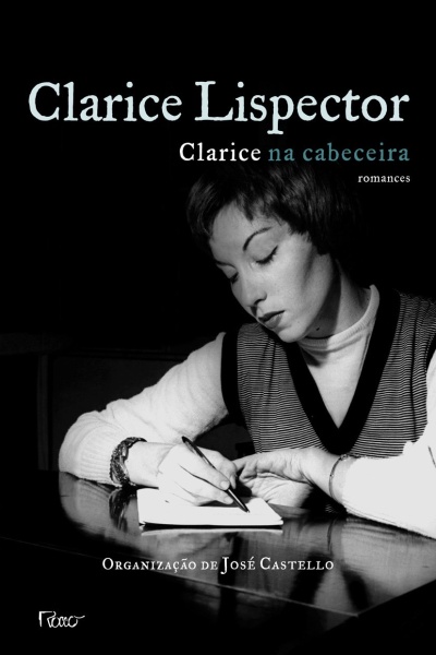 Capa de livro Clarice na cabeceira de Clarice Lispector com fotografia a preto e branco de mulher a escrever