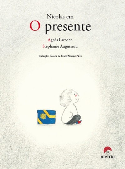 Capa do livro O presente com criança e caixa azul com fitas amarelas