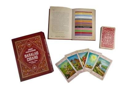 Livro e baralho cigano com cartas ilustradas em fundo branco.