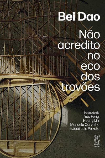 Capa de livro com gaiolas de pássaros de madeira, título em branco e fundo escuro