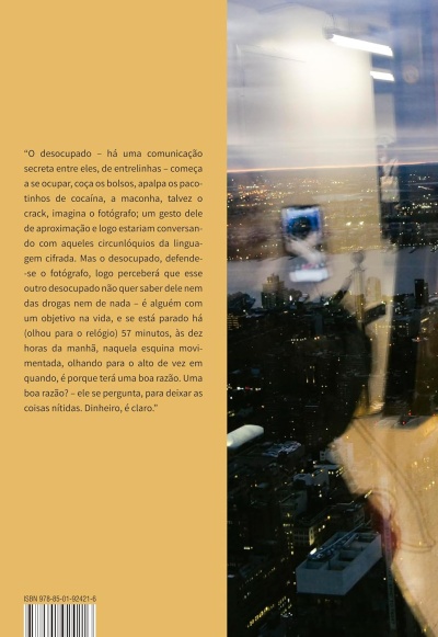 Capa de livro com texto em português e reflexão de cidade à noite numa janela