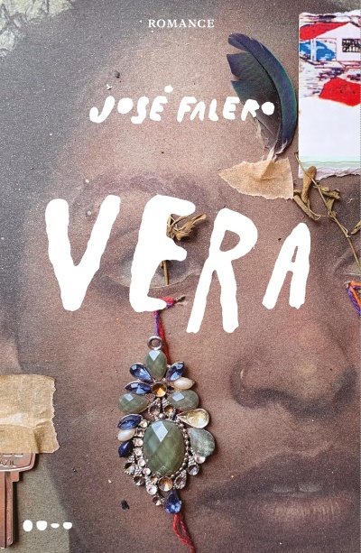 Capa de livro com rosto desfocado, penas, pendente decorativo e texto branco