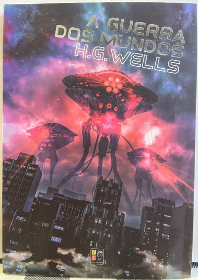 Capa de livro da Guerra dos Mundos com criaturas alienígenas metálicas e título em letras prateadas